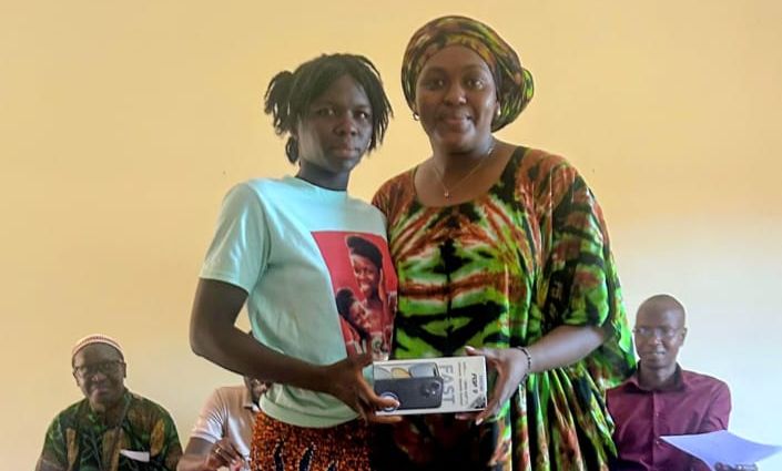 Comité entrega kits escolares e telemóveis a meninas em cinco regiões