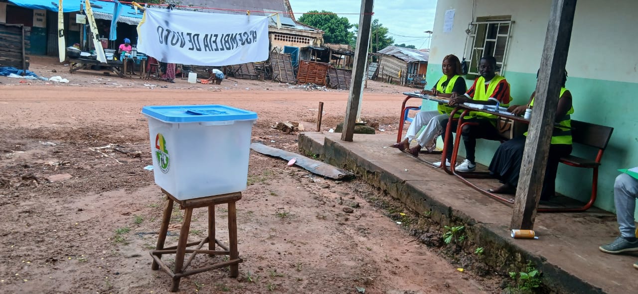 Transição implora por votos enquanto boicote e abandono esvaziam referendo