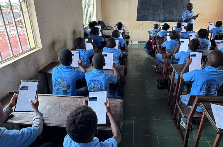 Guiné-Bissau testa pela primeira vez avaliações escolares em tablets