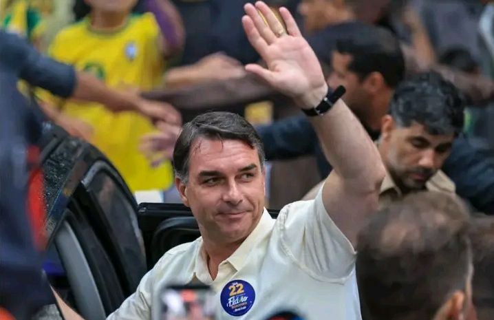 Flávio Bolsonaro se declara "verdadeiro presidente eleito"